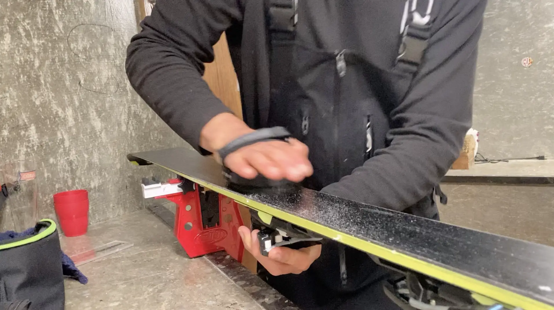 Nylong Brushing ski wax tip to tail after waxing