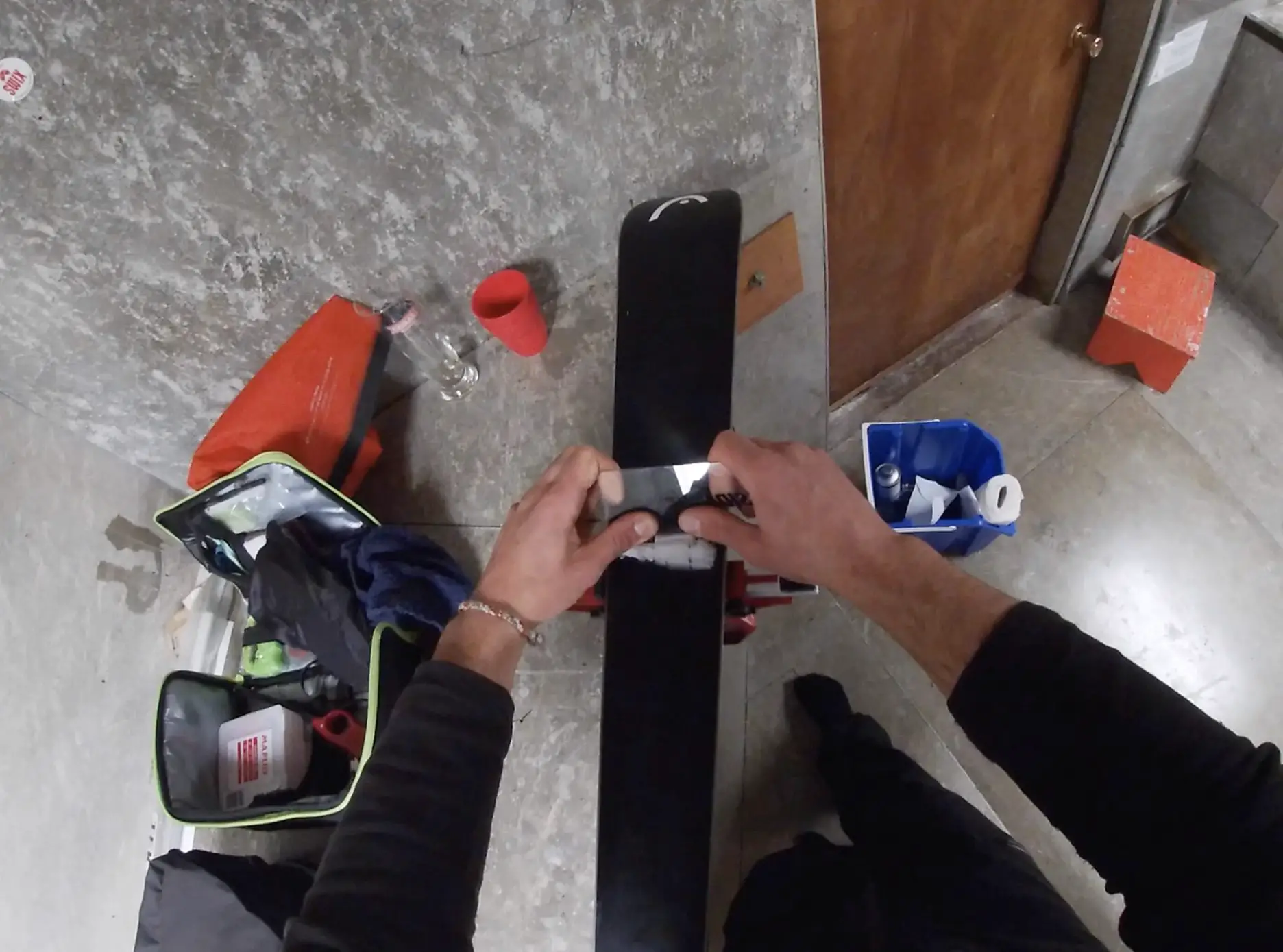 Scraping wax of skis 