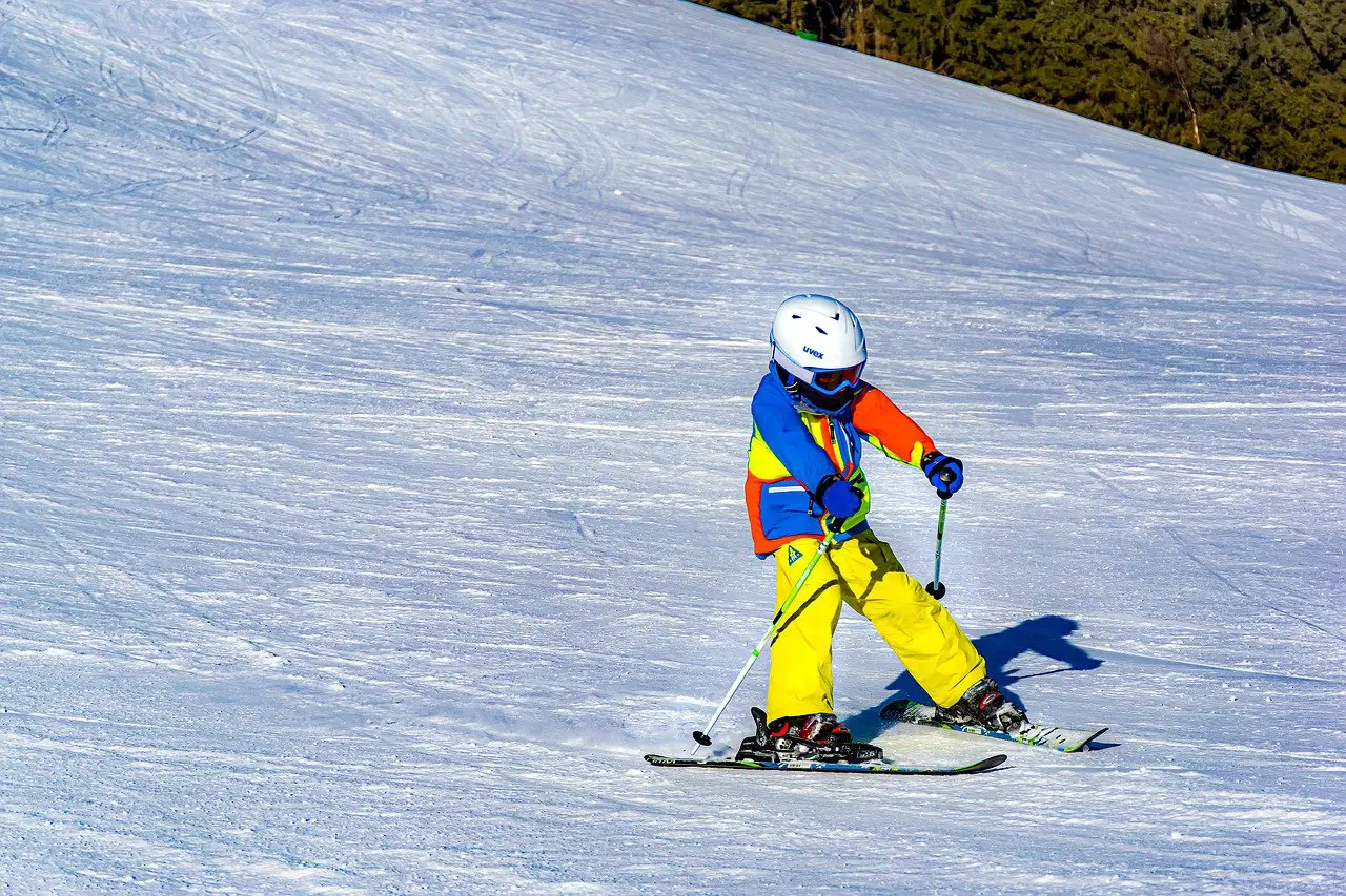 Skiing with a backpack makes it easier when skiing with kids 